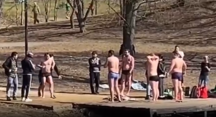 В парке «Покровское-Стрешнево» жители открыли купальный сезон