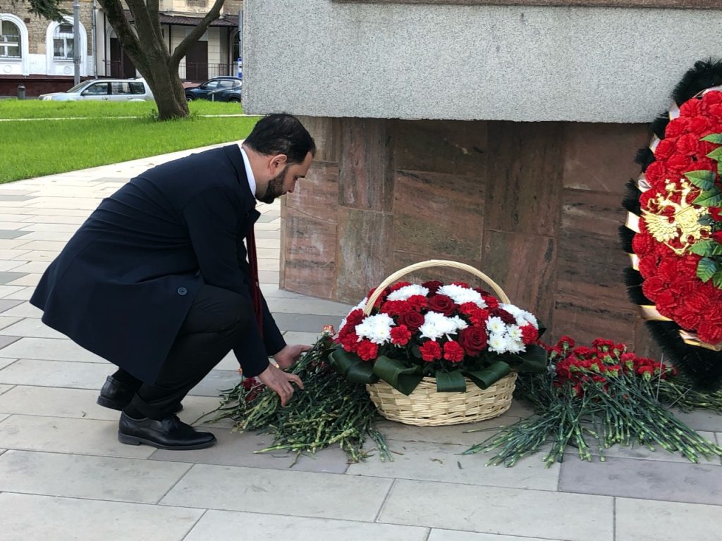Александр Мажуга возложил цветы к памятнику Маршалу Бирюзову в Щукине